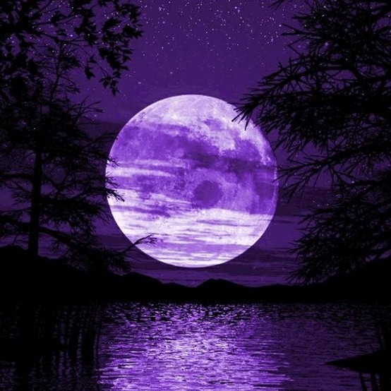 Pleine lune violette